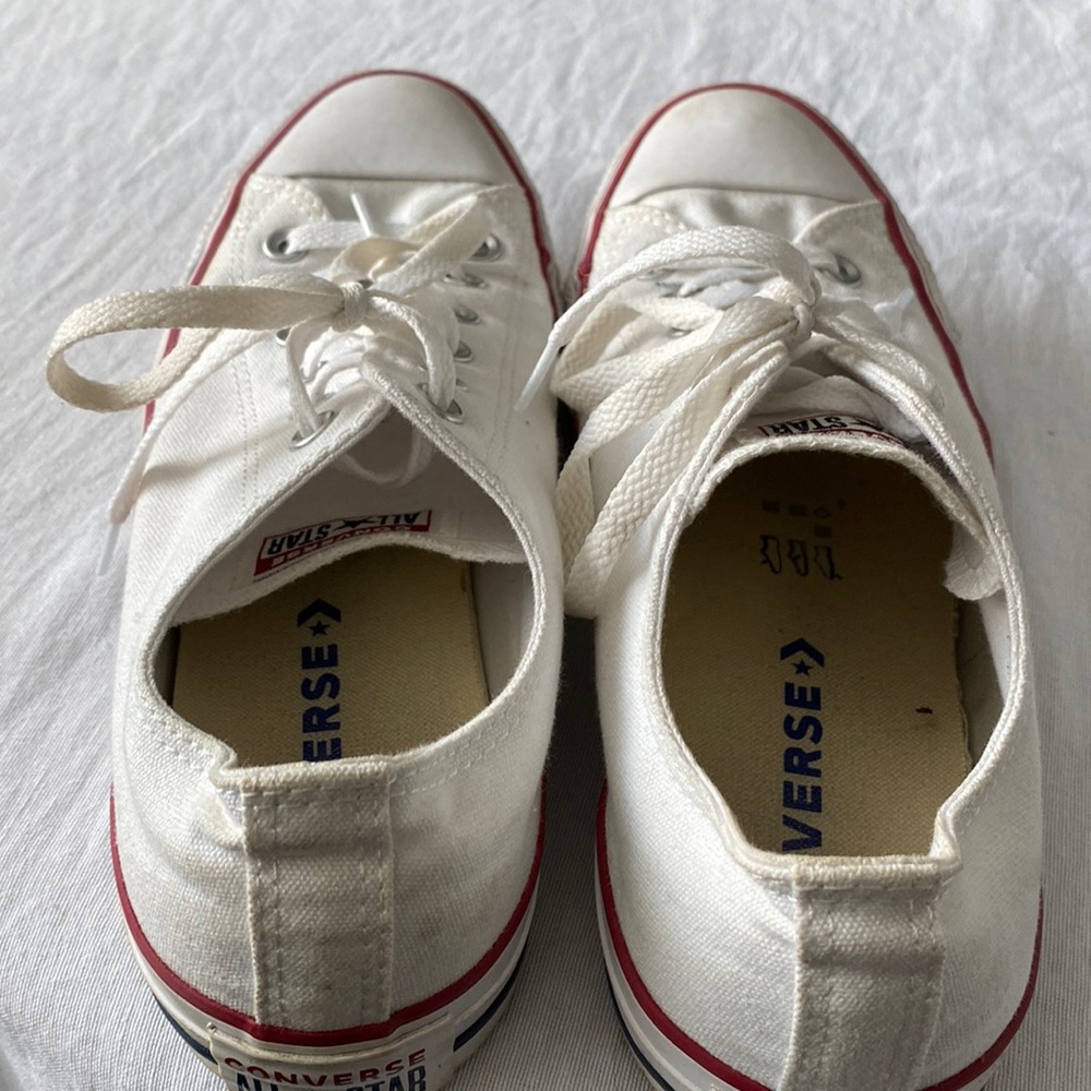 Womens converse size 9.5 gently worn no holes